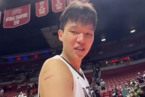 现场很多球迷喊加油！杨瀚森：一进来吓一跳 都是说中文的