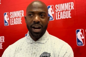 湖人夏联主帅：卡尔的表现很稳定 防守端对自己严格要求 进攻很棒