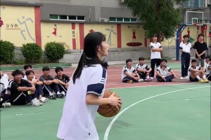她到底多大啊？想约她打球~