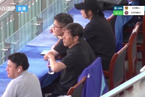 熟悉的身影！前中国男足主帅高洪波亲临中冠赛场观战北京德比