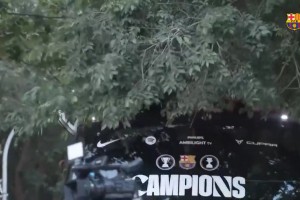 怎么开的车！莱万和什琴斯尼在游行中躲避树枝，差点被一波带走