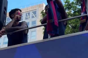 亚马尔展示印有文字的球衣：谢天谢地我不是马德里人！