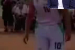 艾伦小丁解说调侃翟晓川：就喜欢看他跟初中生单挑 从小运球就好