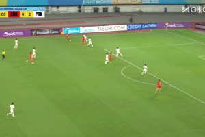 吴逸晨助攻刘雨希后点包抄破门，中国U17女足1-2扳回一球
