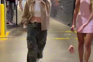 看见队友穿得性感清凉在拍摄 克拉克快速踱步走过：OMG！