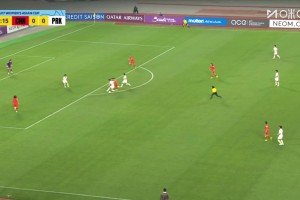 中国女足U17后场出球失误，朝鲜球员抢断后兜射破门