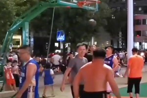 简直离谱！文班来防心态都得崩吧？？这球到底怎么防？...