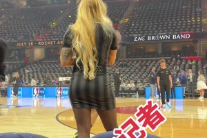 WOW一位从德国来的金发美女记者场边报道 登哥这时在热身