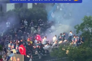 万人空巷！实拍：国米双冠王巡游花车经过米兰街头