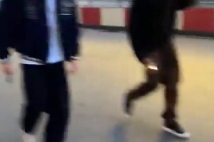 没睡觉嘛？！阿森纳球员们一大早就抵达酋长球场，每个人都贼兴奋