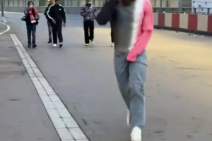 夺冠夜真睡不着！球迷清晨就在球场附近遇到廷伯、萨卡、赖斯等人
