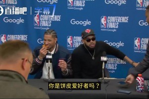 2-0领先心情大好☺️哈特赛后和唐斯聊起了披萨饼皮