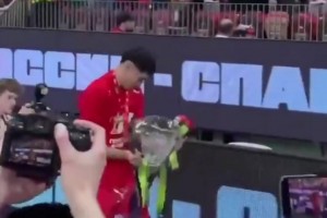 莫斯科斯巴达克球员庆祝时意外把奖杯砸碎了…这也太容易碎了