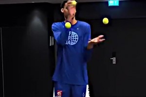 反应能力也是顶级文班同时玩三个球，甚至连篮球都行！