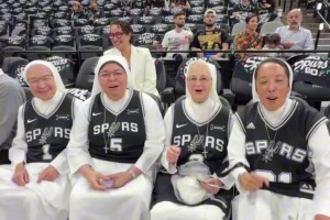 来加buff马刺邀请教会修女奶奶们观战，还给科内特送祝福