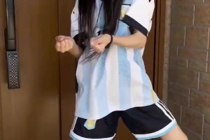 可爱！小女孩模仿阿根廷球员的经典动作！