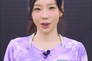 意义不同！90岁阿根廷球迷冒雨赶到现场，只为和梅西合影！