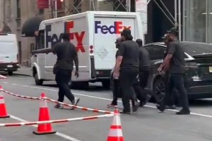 马刺球迷前往麦迪逊花园看球疑似配备了5个保镖保护自己