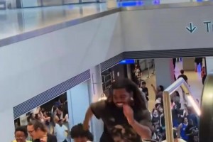笑死尼克斯大逆转马刺～提前离场球迷奔跑折返球馆！共富贵！