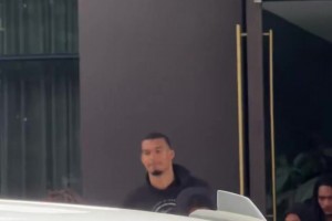 素质在哪？纽约球迷埋伏在文班入驻的酒店 并对其问候f**
