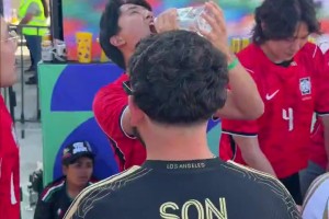 玩这么尬！西班牙国家队流行着《咒术回战》，一人一个结印