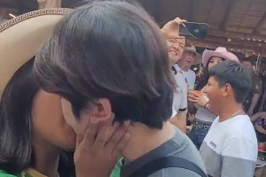 当众接吻！韩国男球迷和墨西哥女球迷之间的事已经失控