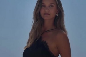 美爆了！胡梅尔斯女友穿德国球衣看比赛支持德国队