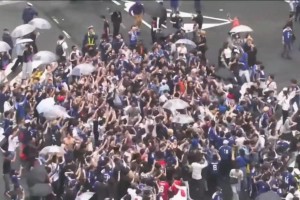 震撼！得知球队绝平后，涩谷全向十字路口的上班族们瞬间沸腾！