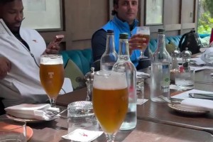 只有老詹不玩手机？骑士16年夺冠十周年回忆杀之聚餐