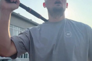 许老英雄这是自黑？许钟豪晒搞笑视频：打不过就跳舞