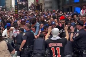 纽约警察快顶不住了！球迷在游行中冲破了警方设置的围栏