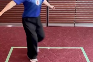 很有难度！日本女球迷挑战用胸部停球