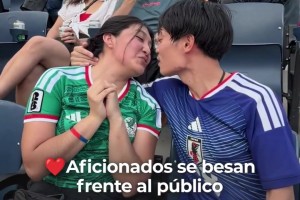 还害羞了！日本球迷和墨西哥女球迷亲吻