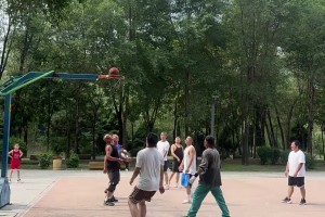 白巧克力曾对比：乔丹当年只需面对1个防守者 而老詹要面对各种协防