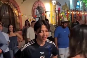 不亏！日本球迷输游戏被扇，随后和墨西哥女球迷热吻！