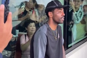 热坏了 欧文结束上海行抵达成都！