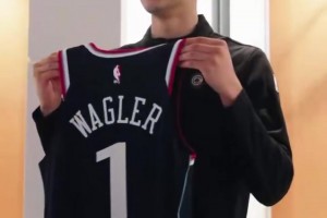 快船1号5号秀瓦格勒看到了自己的新球衣！相当开心啊！