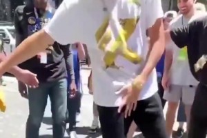 名场面美媒盘点难忘体育瞬间：克莱在冠军游行上喝醉了~