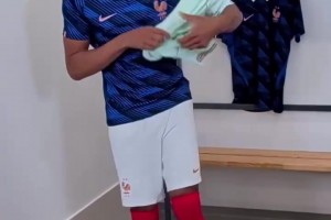 名场面：德国球迷对勒夫，你最好留在俄罗斯，回国可能不太安全！