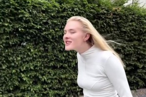 步伐神态均神似！瑞典女子模仿哈兰德！网友：这简直一模一样