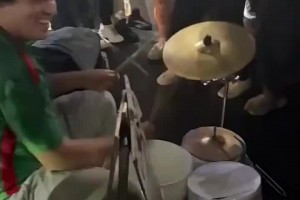 这招是真阴啊！墨西哥球迷昨夜在厄瓜多尔所住酒店敲锣打鼓