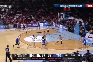 手滑了呀杨瀚森持球推反击！传球时手滑，把球送对手怀里了…