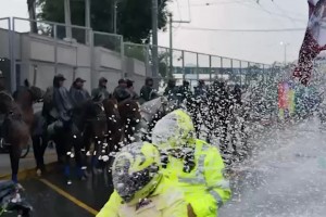 警车都敢喷警车护送英格兰队抵达球场，墨西哥球迷朝其喷泡沫
