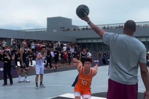 尴尬了 麦迪：合着我举了个寂寞.....