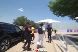 又要错过看C罗？甲亢哥看比赛迟到，正在四处奔跑寻找入口