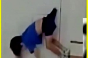 这一幕真是万万没想到，孩子投篮不慎把自己卡住了...