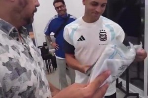 真懂我罗啊！阿根廷男篮给劳塔罗送了件国家队队服