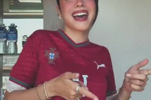 活力女神！内维斯女友身穿葡萄牙球衣跳舞活力满满