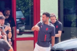 AC米兰标王正式驾到！拉莫斯携娇妻现身米兰内洛，这波排面拉满视频封面