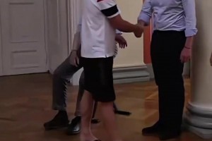 松弛感拉满！吕尔松穿人字拖在王宫接受挪威国王接见，还社媒晒照视频封面